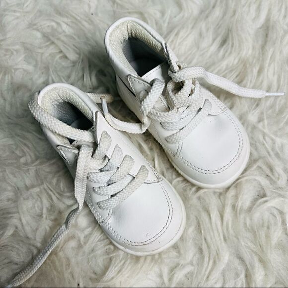 Classy white baby shoes size 4 W - Picture 11 of 13